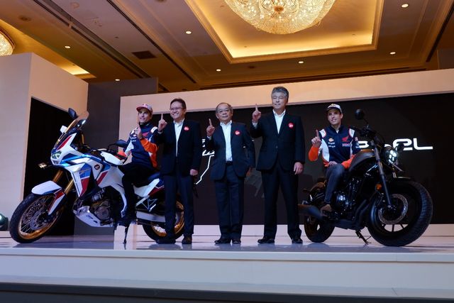 Marc Marquez dan Alex Marquez meluncurkan dua produk baru Honda: new CRF1100L Africa Twin Adventure Sports dan new Rebel.  Foto: Aditya Pratama Niagara