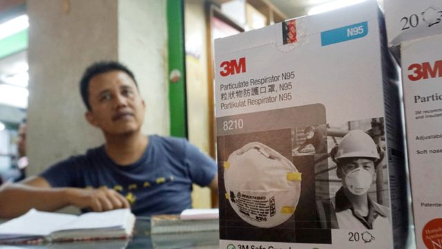 Penjual masker di Pasar Pramuka, Jakarta Timur.  Foto: Fanny Kusumawardhani/kumparan