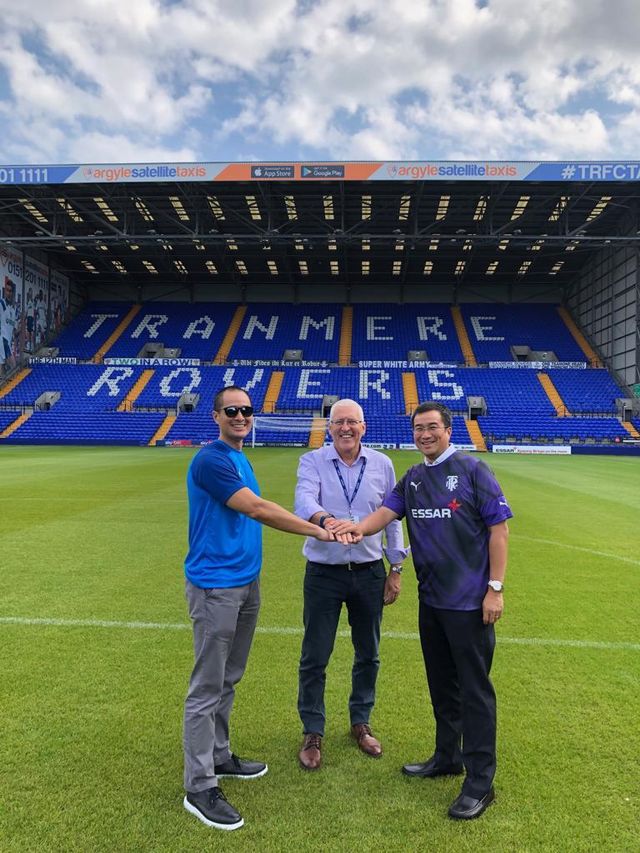 Chairman Tranmere Rovers Mark Palios (tengah) berfoto dengan perwakilan Santini Group, Lukito Wanandi (kiri) dan Wandi Wanandi (kanan). Foto: Dok. Pribadi