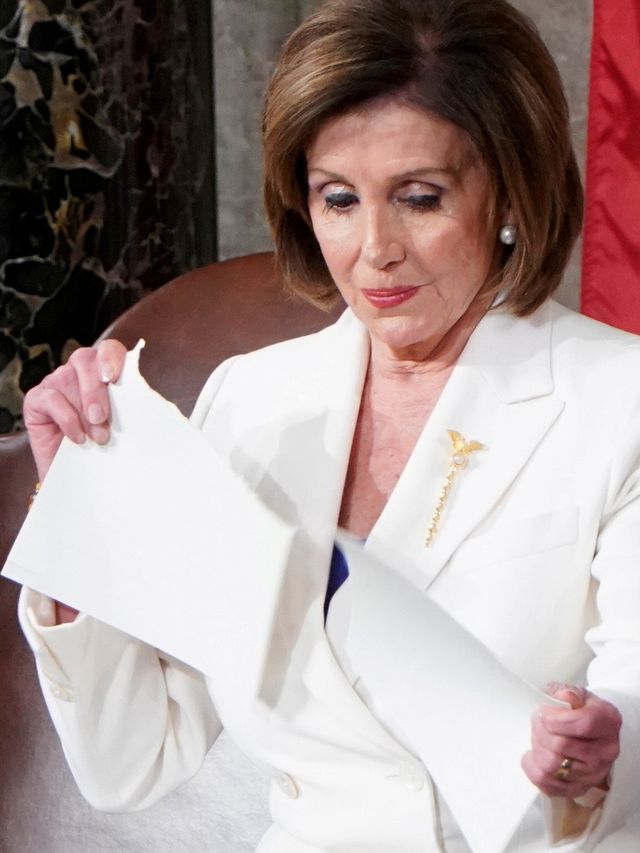 Ketua DPR Nancy Pelosi (kanan) menyobek pidato Presiden AS Donald Trump setelah pidato kenegaraannya di sesi bersama Kongres AS. Foto: REUTERS/Jonathan Ernst