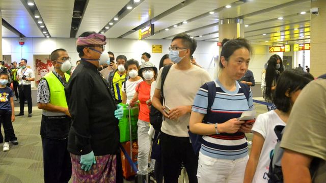 Wagub Tjokorda Oka Artha Ardhana Sukawati berbincang dengan turis di Bandara Ngurah Rai. Foto: Dok. Humas Pemprov Bali