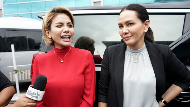 Artis Nikita Mirzani bersama sahabatnya, Fitri Salhuteru, saat ditemui di kawasan Kapten Tendean, Jakarta Selatan, Rabu, (5/2/2020). Foto: Ronny