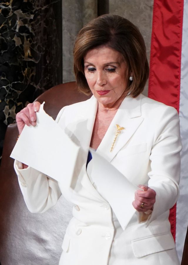 Ketua DPR Amerika Serikat Nancy Pelosi merobek naskah pidato kenegaraan Presiden Amerika Serikat Donald Trump di Kongres Amerika Serikat.  Foto: REUTERS / Joshua Roberts