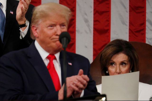 Ketua DPR Amerika Serikat Nancy Pelosi (kanan) melihat salinan naskah pidato kenegaraan Presiden Amerika Serikat Donald Trump di Kongres Amerika Serikat.  Foto: REUTERS / Leah Millis