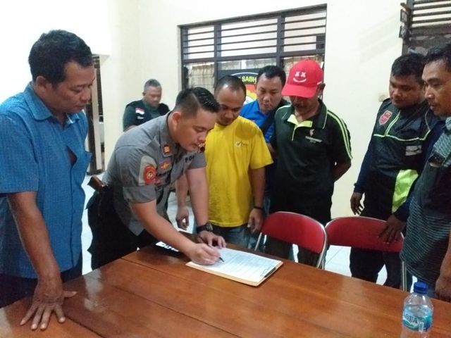 Kapolsek Bumiayu AKP M Adiel Aristo memediasi persoaln titik penjemputan penumpang antara Ojol dan Ojek Pangkalan.