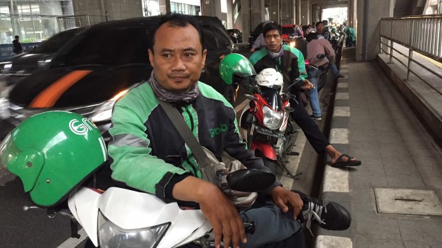 Ojol menunggu penumpang di bahu jalan dekat Stasiun MRT Cipete. Foto:  Andesta Herli Wijaya/kumparan