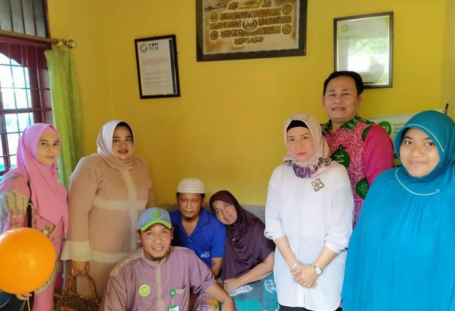 "Istri Wagub Sumatera Utara Hadir ke RSP IZI Bersama Rombongan Harley" - Sri Ayu Mihari (ketiga dari kanan), istri wakil gubernur Sumatera Utara, berpose bersama penghuni RSP IZI Sumut. Dok. IZI