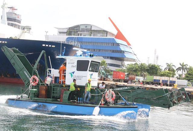 Kapal Sampah milik Pelindo IV Makassar, (Makassar Indeks/Qis).