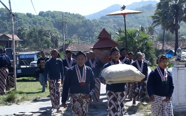 Abdi Dalem Keraton Yogyakarta membawa uba rampe ke Pantai Parangtritis Yogyakarta. Foto: lvt