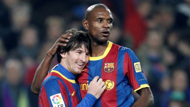 Lionel Messi merayakan gol untuk Barcelona bersama Eric Abidal. Foto: Reuters/Gustao Nacarino