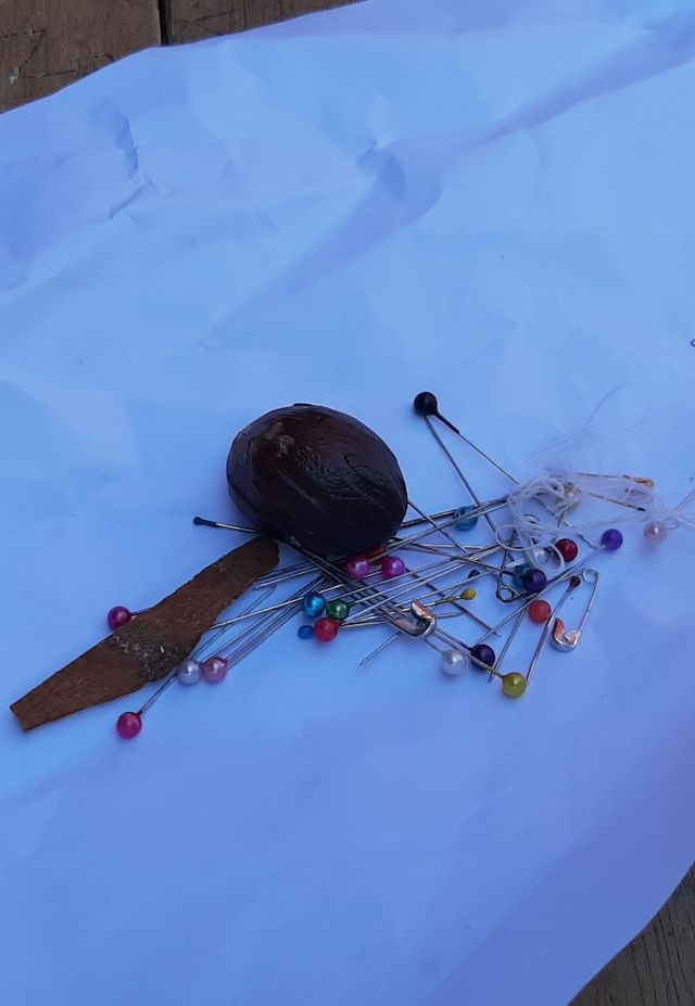 Jimat kayu manis, kemiri, dan jarum pentul yang dibawa peserta tes CPNS di Kolaka Utara, Sultra. Foto: Lukman Budianto/kendarinesia.