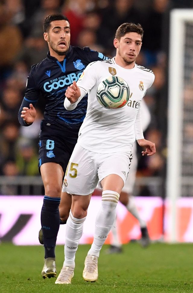 Federico Valverde dibayangi Mikel Merino. Foto: AFP/Pierre-Philippe Marcou