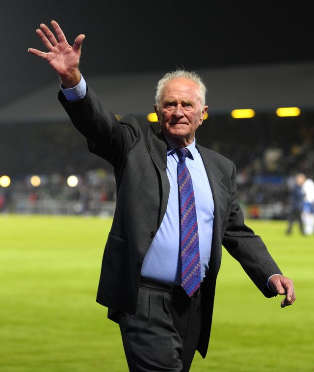 Mantan pemain Irlandia Utara dan Manchester United, Harry Gregg, melambaikan tangan ke penonton. Foto: Action Images / Jason Cairnduff