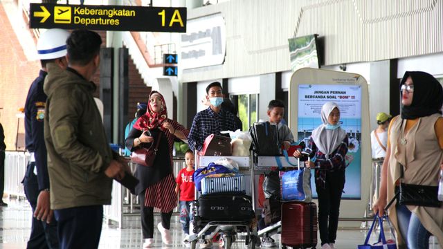 Ilustrasi masyarakat yang menggunakan masker di bandara agar terhindar dari virus.  Foto: Nugroho Sejati/kumparan