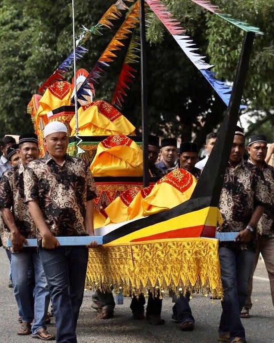 Warga membawa hidangan maulid pada Maulid Raya yang digelar Pemkot Banda Aceh di Lapangan Blang Padang, Kamis (6/2). Foto: Abdul Hadi/acehkini