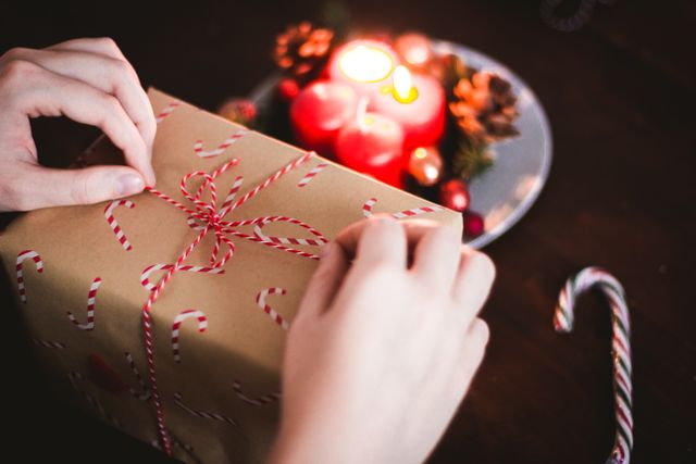 Illustrasi hadiah valentine. Photo by Kira auf der Heide on Unsplash