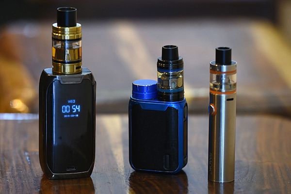 Rokok Elektronik dengan berbagai jenis merk bermunculan di berbagai negara. Memepertimbangkan dampaknya terhadap kesehatan, pemerintah harus menentukan regulasi. (Sumber Gambar: AFP)