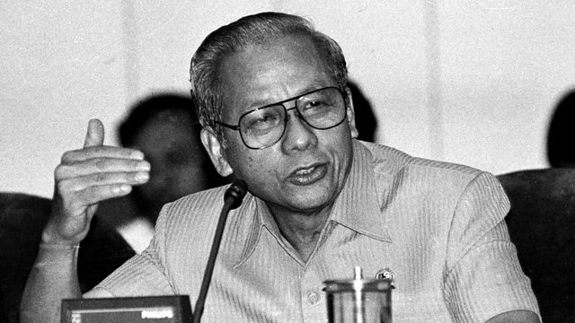 Menteri Keuangan JB Sumarlin memberikan penjelasan di hadapan anggota Komisi VII DPR saat berlangsung Raker di gedung MPR, Jakarta, Selasa (2/2/1993).  Foto: ANTARA/ARSIP