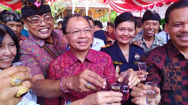 Gubenur Koster (3 dari kiri) saat pengumuman Pergub Taa Kelola Arak Bali  ACH
