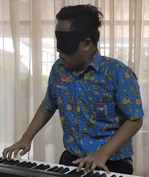 Jefri Setiawan (13) remaja asal Kendal, wakil dari Indonesia yang akan memecahkan rekor dunia di India. Foto: Afiati Tsalitsati/Kumparan