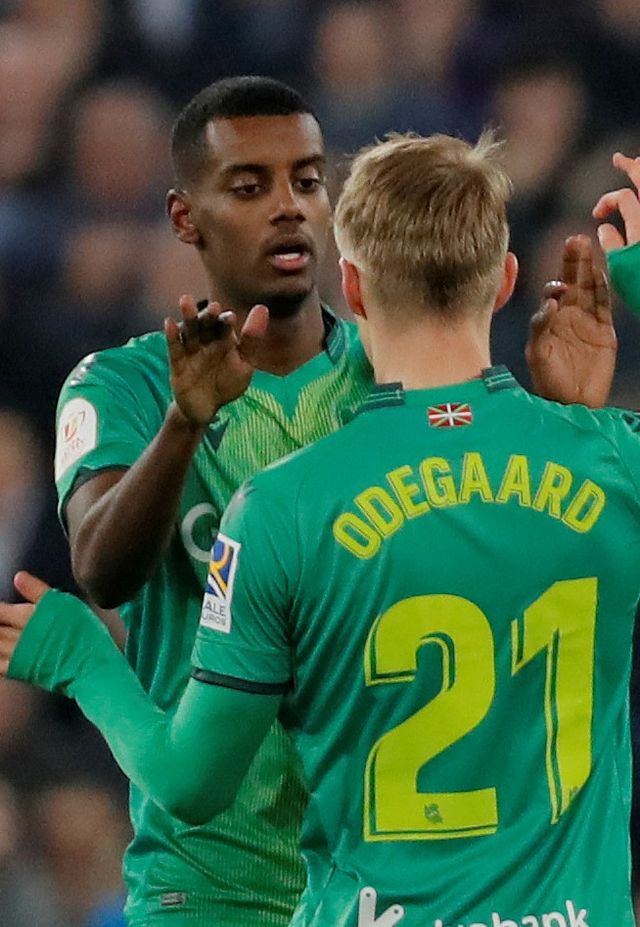 Penyerang Real Sociedad, Alexander Isak, bersama Martin Odegaard.  Foto: Reuters/Susana Vera
