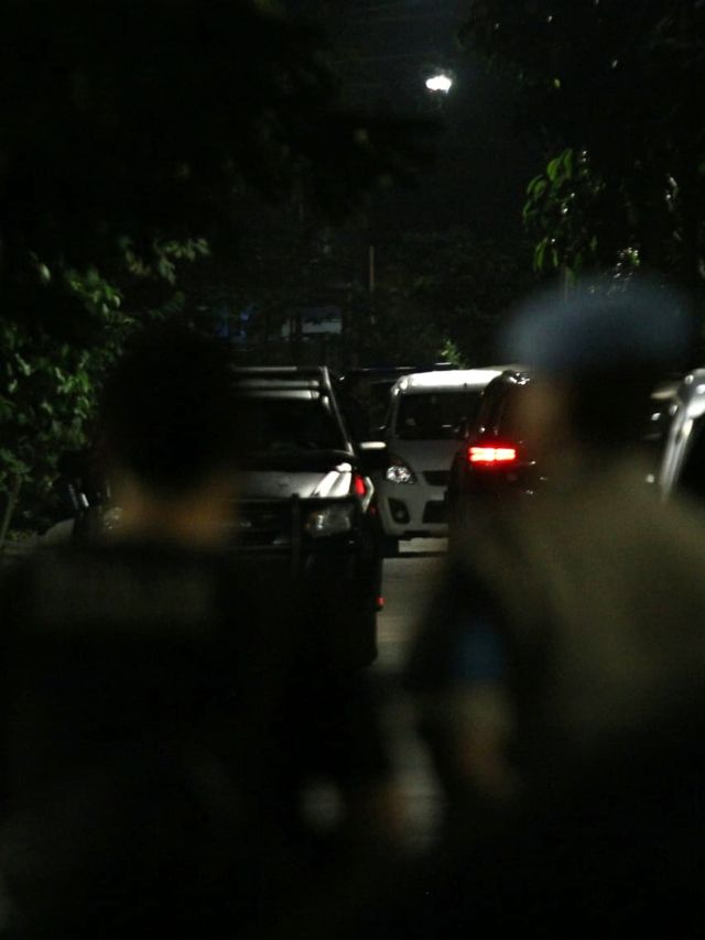 Polisi berjaga di sekitar rekonstruksi kasus penyiraman air keras terhadap penyidik KPK Novel Baswedan di Jalan Deposito, Kelapa Gading, Jakarta. Foto: Nugroho Sejati/kumparan 