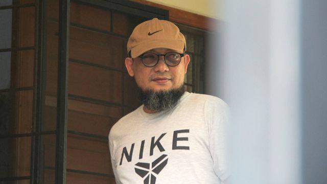 Novel Baswedan di depan rumahnya di Kelapa Gading, Jakarta Utara.  Foto: Nugroho Sejati/kumparan 