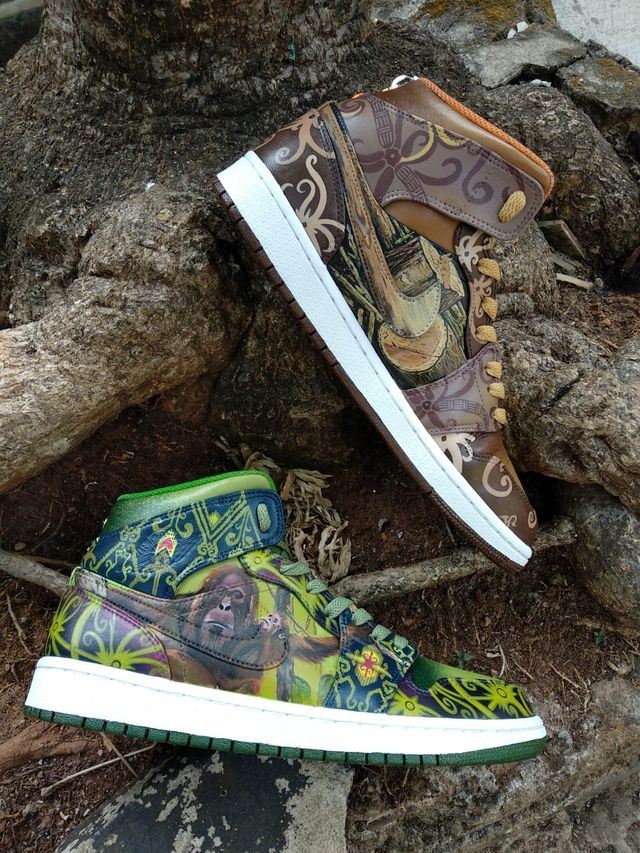 Karya Indra yang ia tuangkan di sepasang sepatu. Foto: Dok Hi!Pontianak