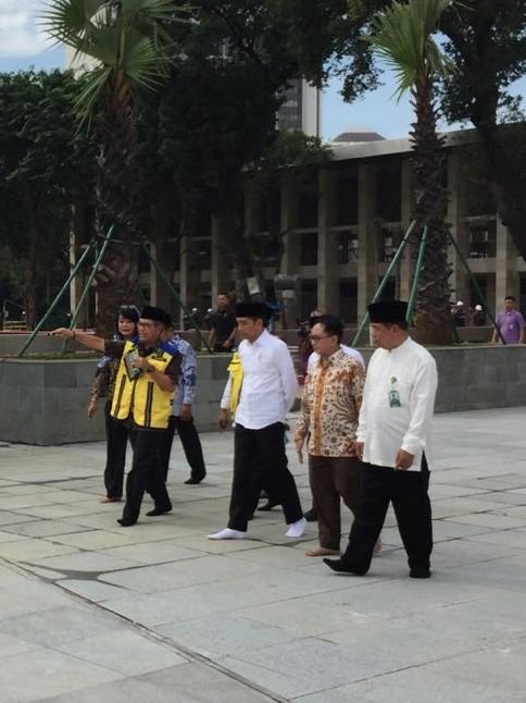 Presiden Joko Widodo (tengah) meninjau progres renovasi Masjid Istiqlal, Jakarta Pusat, Jumat (7/2). Foto: Rafyq Panjaitan/kumparan 