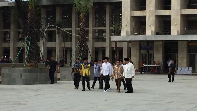Presiden Joko Widodo (tengah) meninjau progres renovasi Masjid Istiqlal, Jakarta Pusat, Jumat (7/2). Foto: Rafyq Panjaitan/kumparan 