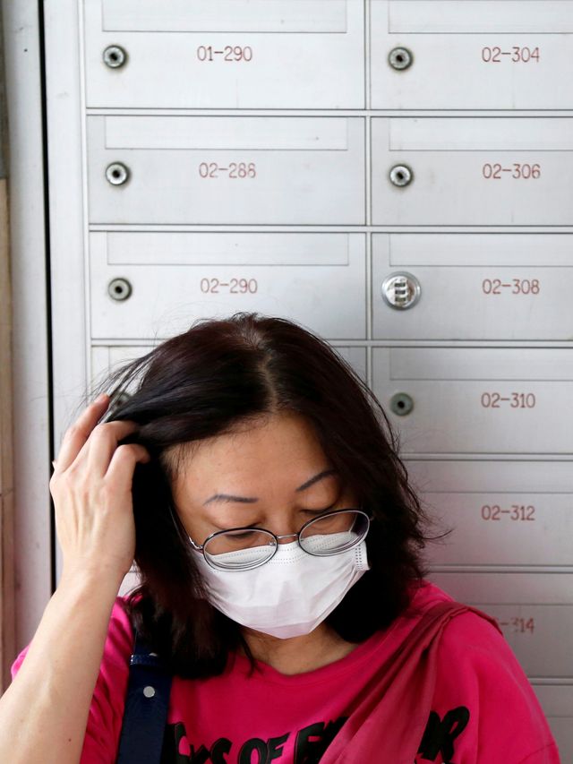 Warga menunggu pembagian masker terkait wabah virus corona di Singapura.
 Foto: REUTERS / Feline Lim