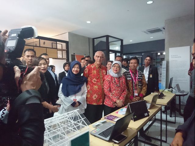 Halimah Yacob (berjilbab) berpose bersama para kru Block71 Yogyakarta. Foto : Widi Erha