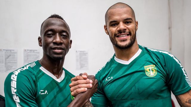 Dua pemain Persebaya, Makan Konate dan David da Silva. Foto: Dok. Media Persebaya