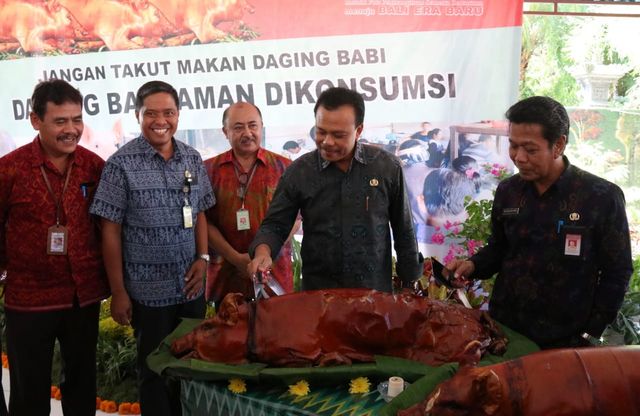 Sekda Dewa Indra melakukan pemotongan babi guling mengawali kampanye aman makan daging babi - ACH