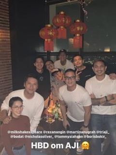 Gading Marten bawa Juria Hartmans saat menghadiri ulang tahun temannya. Foto: Instagram / @gadiiing