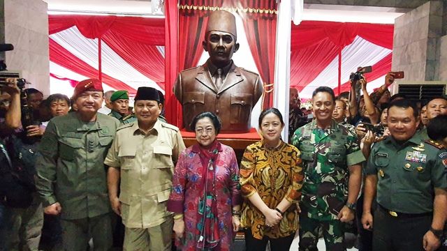 Ketum PDIP Megawati Soekarnoputri (tengah), Menhan Prabowo Subianto, Ketua DPR Puan Maharani foto bersama usai meresmikan patung Bung Karno. Foto: Paulina Herasmarindar/kumparan
