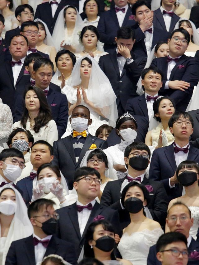 Suasana pernikahan massal di Cheongshim Peace World Center, Gapyeong, Korea Selatan.  Foto: REUTERS / Heo Ran