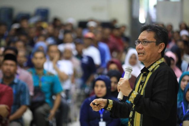 Kepala DPMG Aceh, Azhari saat membekali kepala desa terkait penggunaan Dana Desa. Foto: Suparta/acehkini