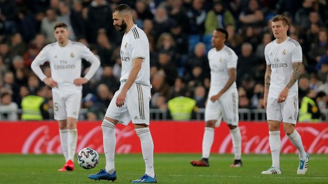 Pemain Real Madrid kebingungan setelah kalah dari Sociedad. Foto: REUTERS/Susana Vera