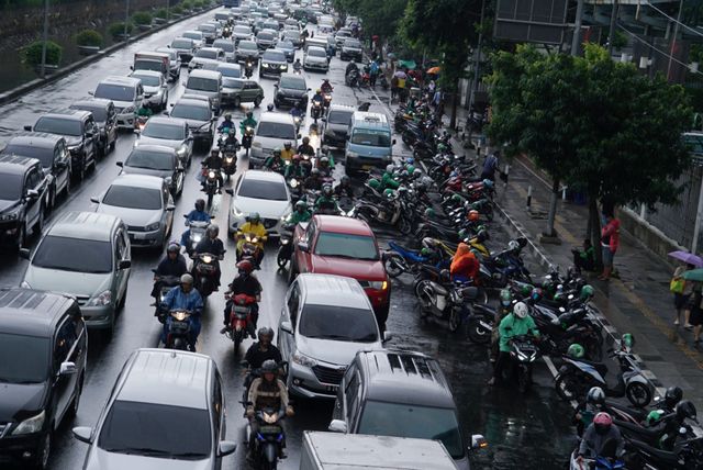 Lalu lintas yang padat akibat banyak motor parkir liar di pinggir jalan, di Jalan Gajah Mada, Jakarta Pusat. Foto: Helmi Afandi/kumparan