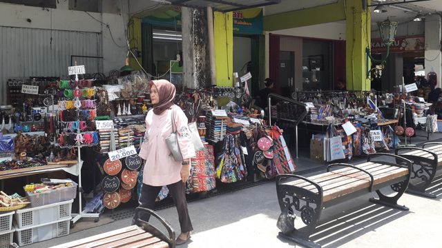Pedagang di sepanjang Jalan Malioboro. Foto: Arfiansyah Panji Purnandaru/kumparan