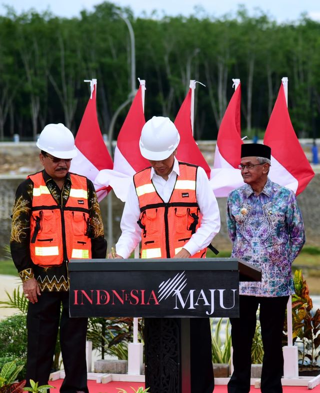 Presiden Joko Widodo meresmikan tempat pembuangan akhir (TPA) Sampah Regional Banjarbakula di Kecamatan Cempaka, Kota Banjarbaru, Kalimantan Selatan. Foto: Muchlis Jr - Biro Pers Sekretariat Presiden