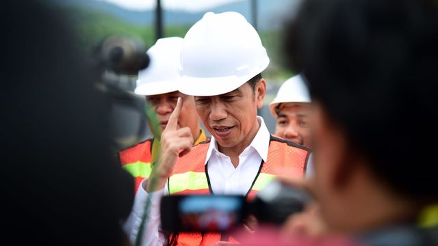 Presiden Joko Widodo memberi keterangan pers usai meresmikan TPA Sampah Regional Banjarbakula. Foto: Muchlis Jr - Biro Pers Sekretariat Presiden