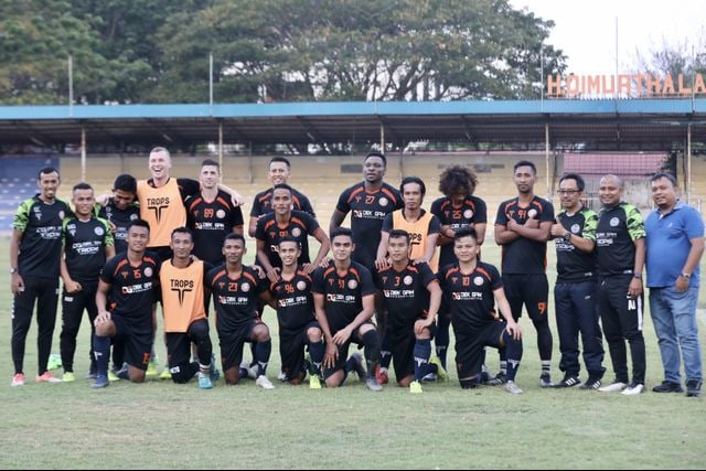 Pemain bersama tim pelatih Persiraja Banda Aceh berfoto usai latihan di Stadion H Dimurthala. Foto: Suparta/acehkini