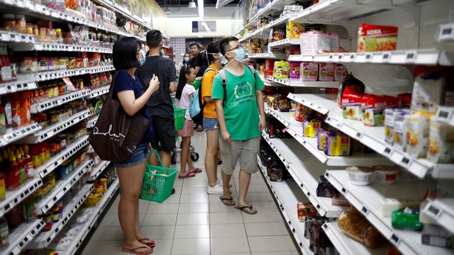 Warga berbelanja di sebuah department store di Singapura. Foto: Nur-Azna Sanusi/REUTERS TV via REUTERS