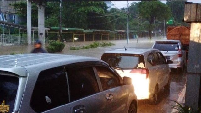 Banjir merendam Jalan Letjen Suprapto, Jakarta Pusat, Sabtu (8/2). Foto: Twitter /@TMCPoldaMetro
