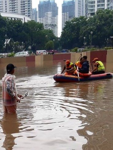 Banjir menutupi Underpass Kemayoran, Jakarta, Sabtu (8/2).  Foto: Twitter/ @TMCPoldaMetro