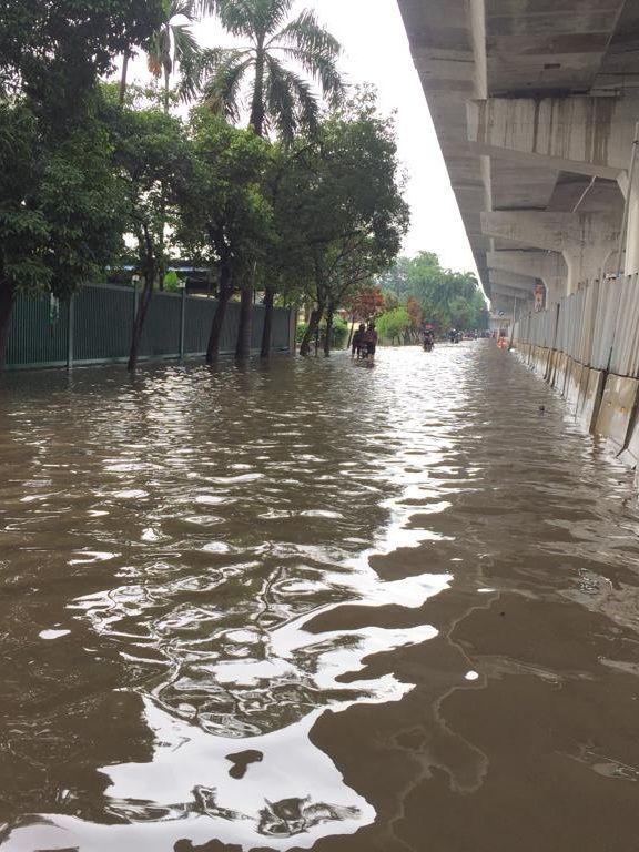 Warga berjalan melintasi banjir di Jalan Boulevard Timur, Kelapa Gading. Foto: Andesta Herli Wijaya/kumparan 