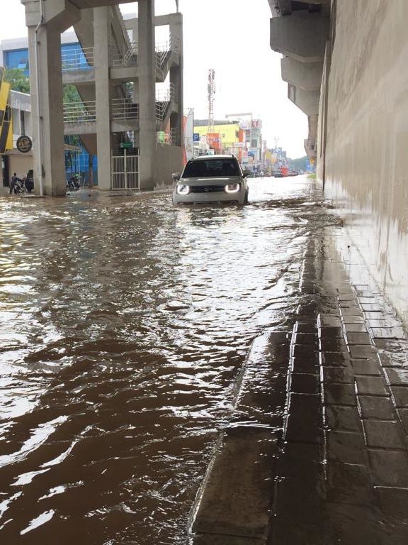Sejumlah kendaraan melintasi banjir di Jalan Boulevard Raya, Jakarta (8/2).  Foto: Andesta Herli Wijaya/kumparan 