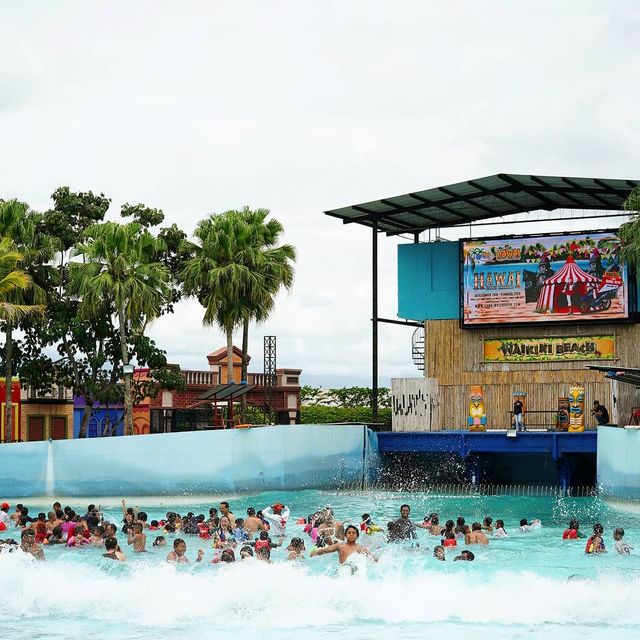 Suasana bermain ombak di Hawai Waterpark Malang. Foto dokumen.
